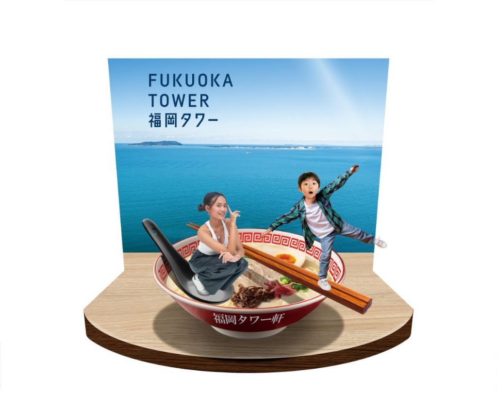 福岡タワーに設置したラーメンどんぶりに乗るオリジナルトリックアート。観光施設のフォトスポット