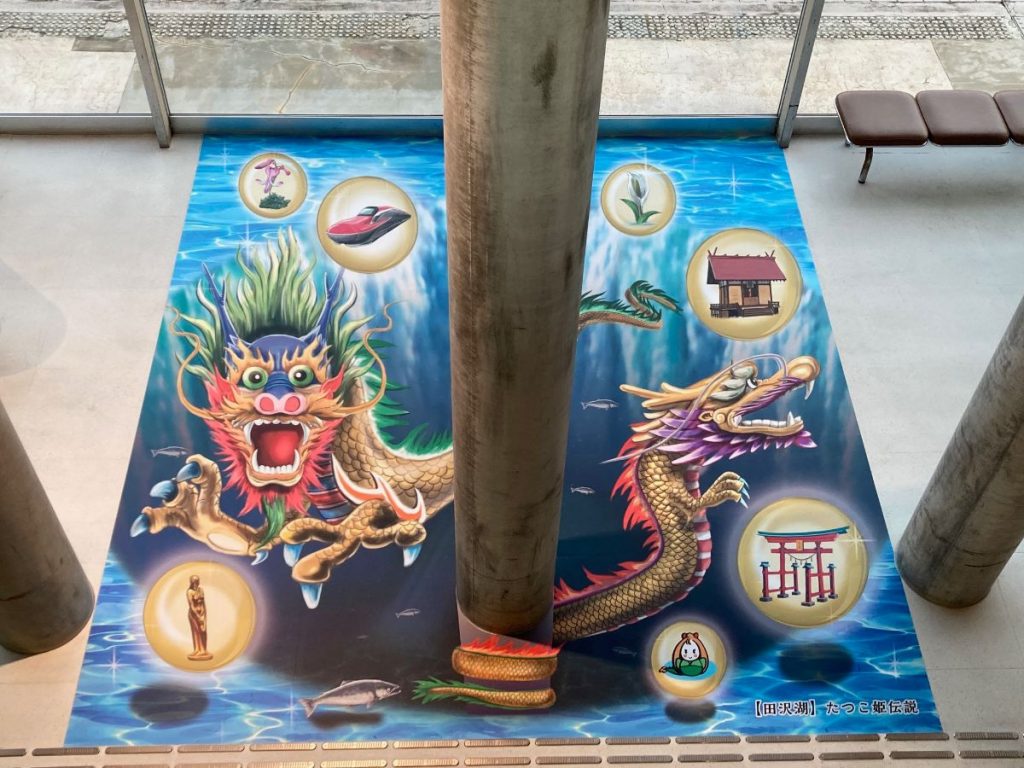 JR田沢湖駅の床に設置した龍と地域の名産をモチーフにしたオリジナルトリックアート(3Dアート)